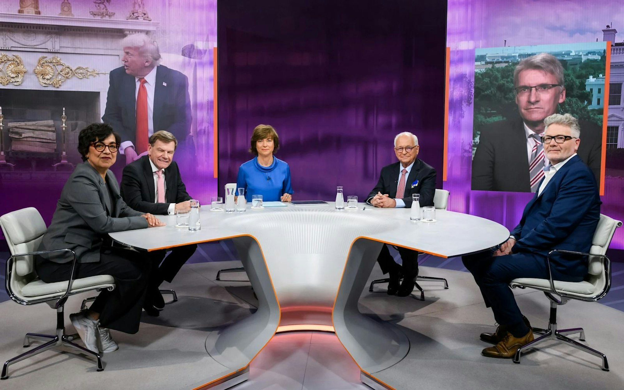 Maybrit Illner (dritte von links) diskutierte am Donnerstagabend mit Journalistin Mariam Lau (links), Außenminister Johann Wadephul (zweiter von links), Ex-Diplomat Wolfgang Ischinger (dritter von rechts), ZDF-US-Korrespondent Elmar Theveßen (zweiter von rechts) und Wirtschaftshistoriker Adam Tooze. (Bild: ZDF / Jule Roehr)