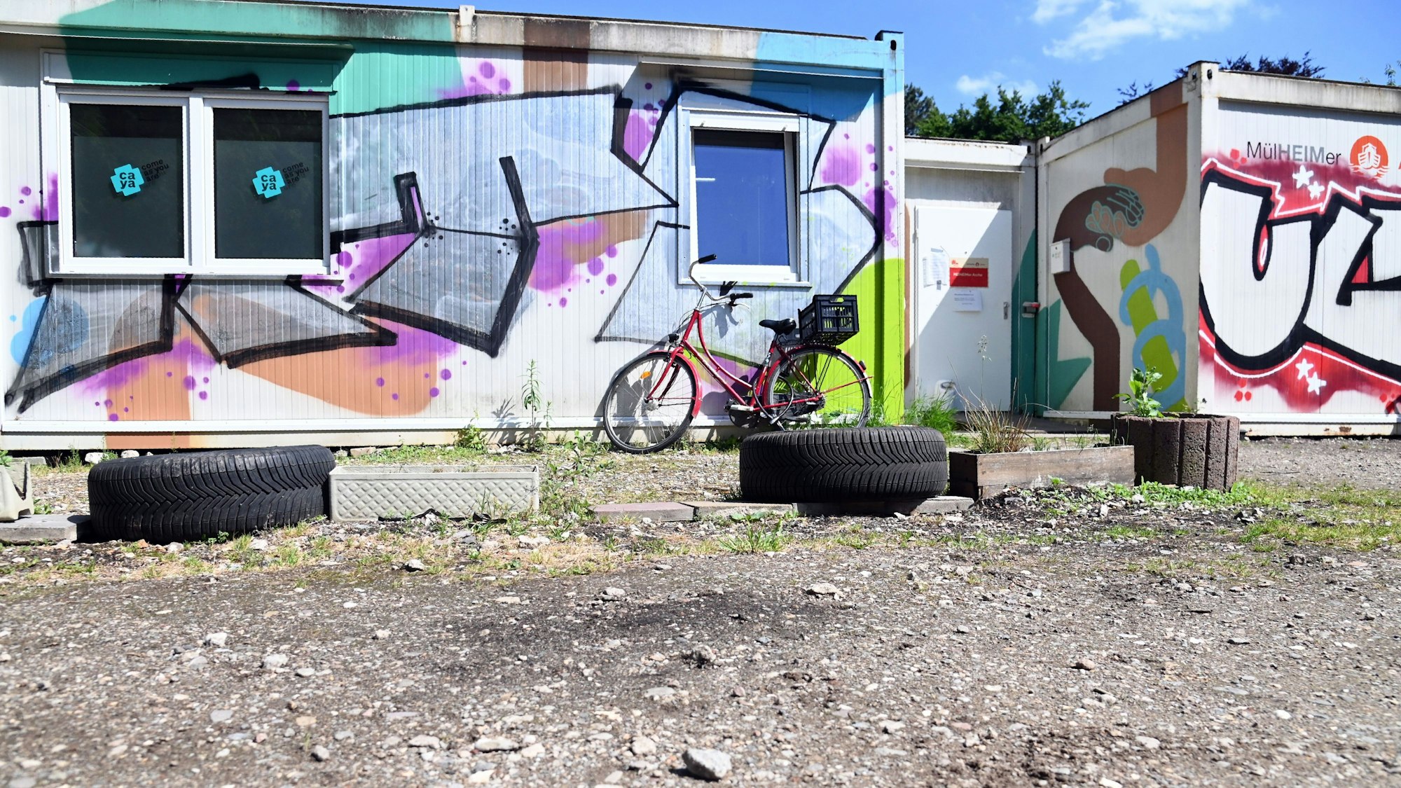 Das Bild zeigt die Container, in denen Mark Oette behandelt.