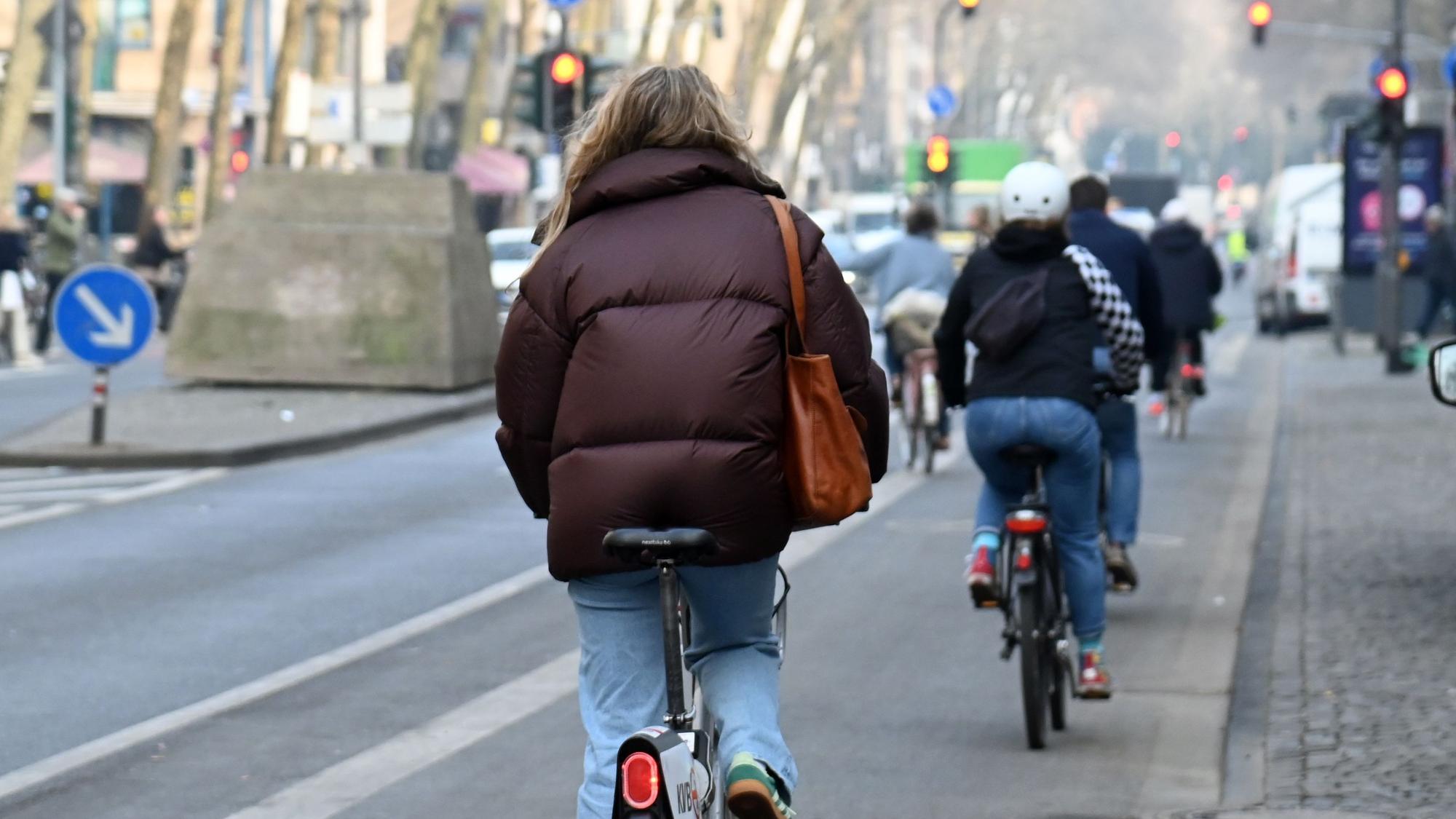 Radfahrer auf dem Hohenzollernring.