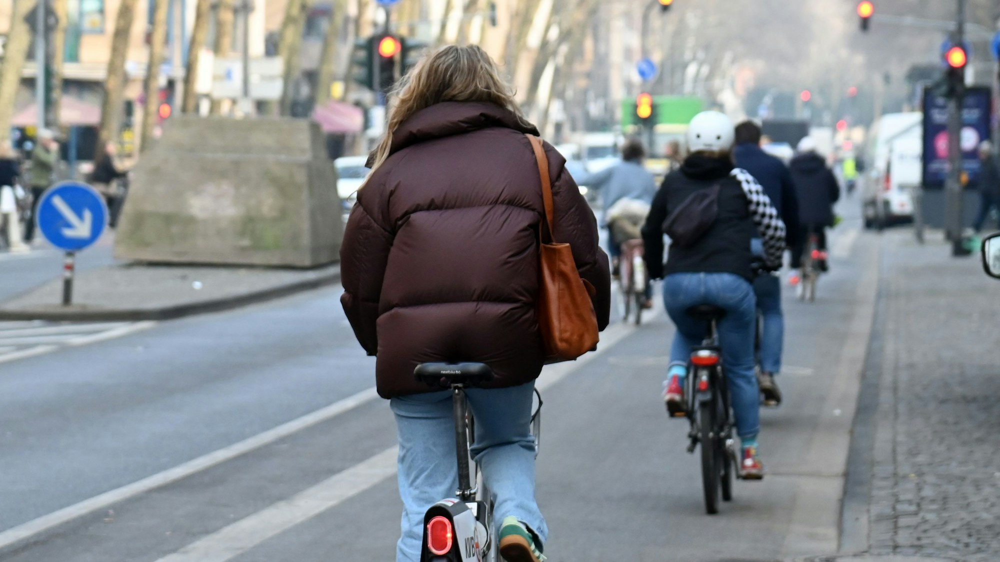 Radfahrer auf dem Hohenzollernring.