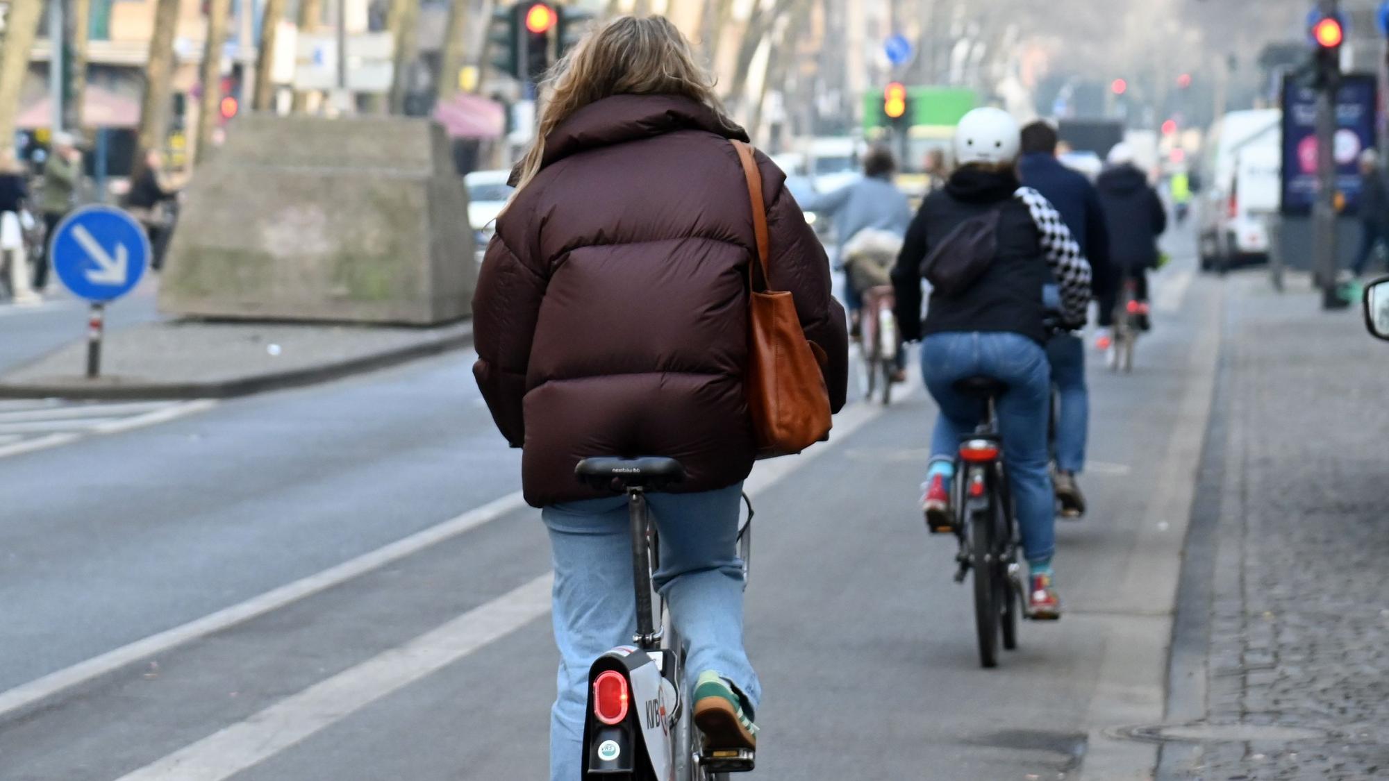 11.03.2025 Köln. Zwei Tage KVB Streik. Radfahrer auf dem Hohenzollernring. Foto: Alexander Schwaiger