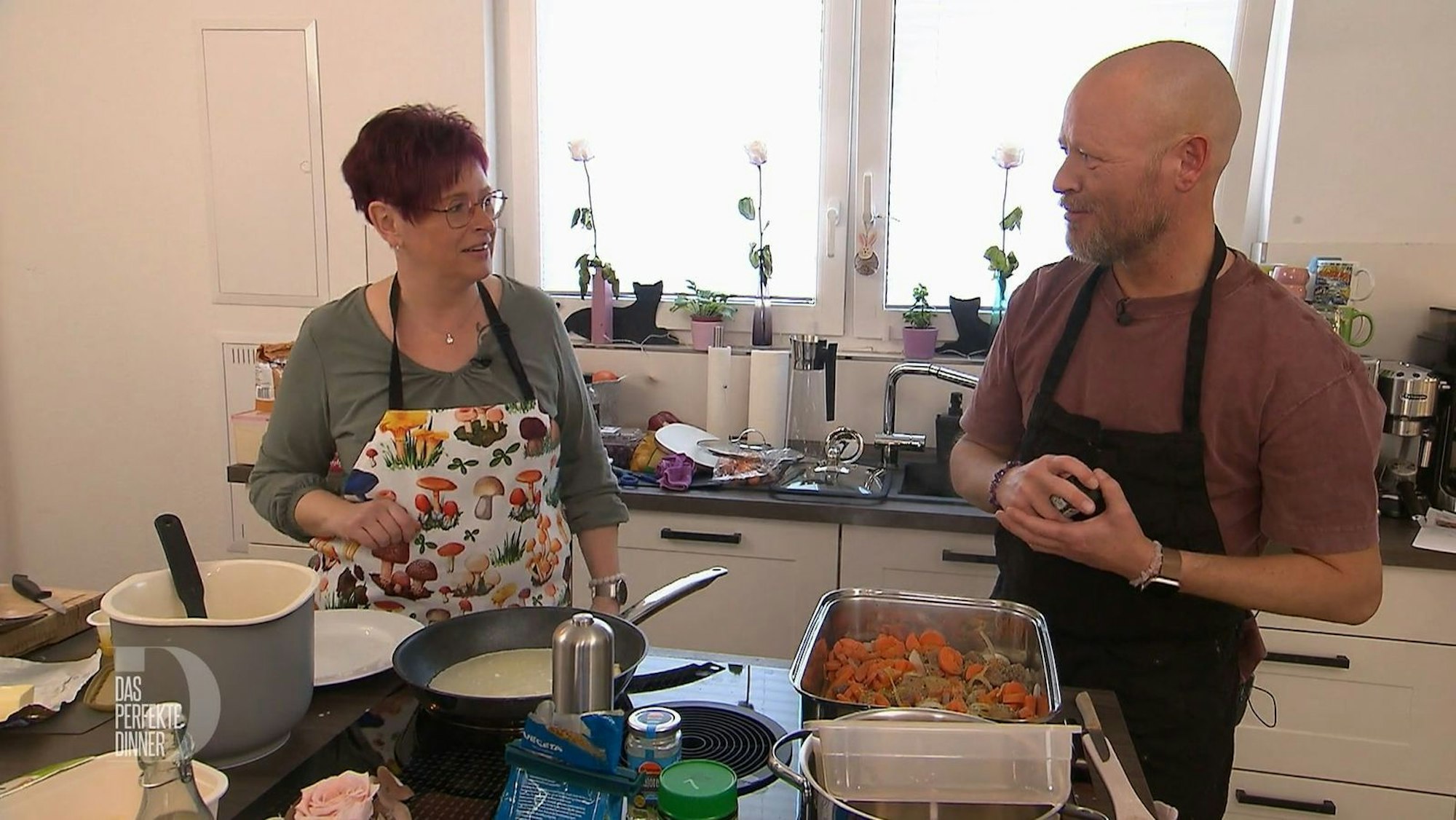 Als Schnippelhilfe engagiert Marc (40) seine Schwester Monika (53). (Bild: RTL)