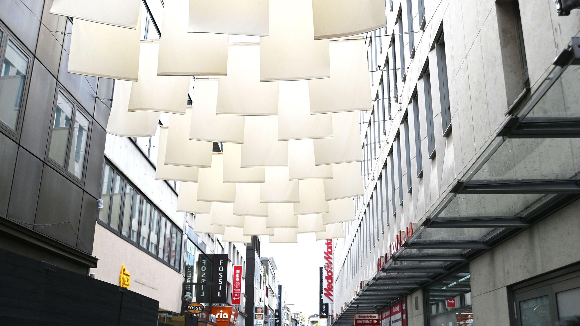 06.06.2025 Köln. Ein Hitzeschutz wurde in der Hohe Straße installiert. Foto: Alexander Schwaiger
