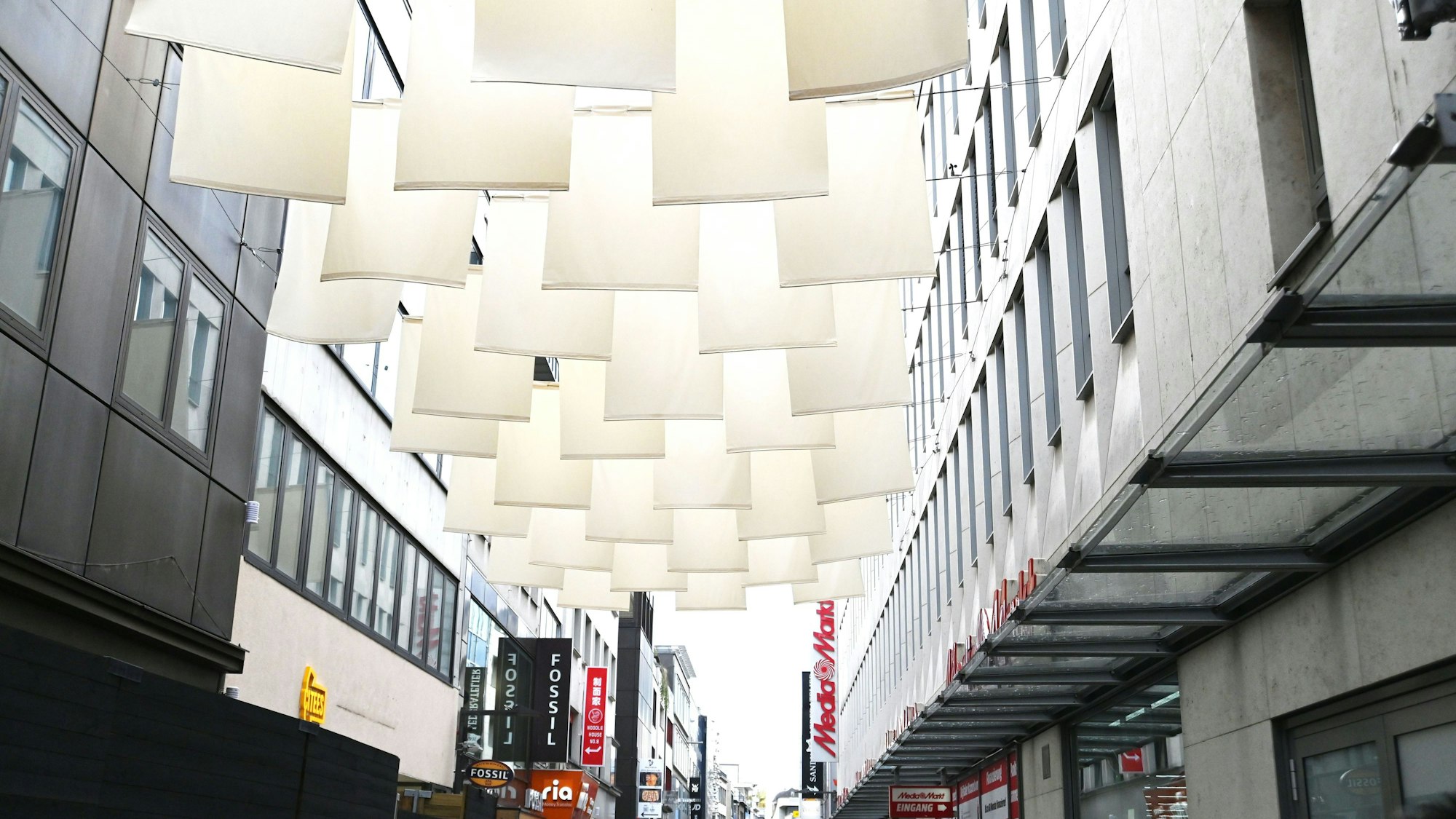06.06.2025 Köln. Ein Hitzeschutz wurde in der Hohe Straße installiert. Foto: Alexander Schwaiger