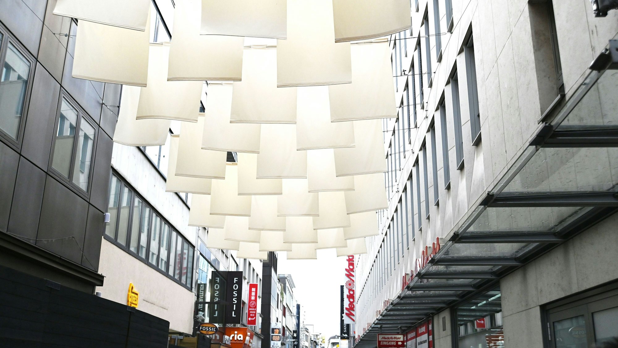 06.06.2025 Köln. Ein Hitzeschutz wurde in der Hohe Straße installiert. Foto: Alexander Schwaiger