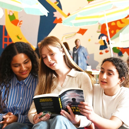 06.06.2025 Köln. Der Museumsdienst und das Rautenstrauch-Joest-Museum gründen einen Kinder- und Jugendbeirat. Lilli Madouri (gestreiftes Shirt ), Anzhelika Bohatska ( helle Haare ), Laribell Hana ( kurze Ärmel ). Foto: Alexander Schwaiger