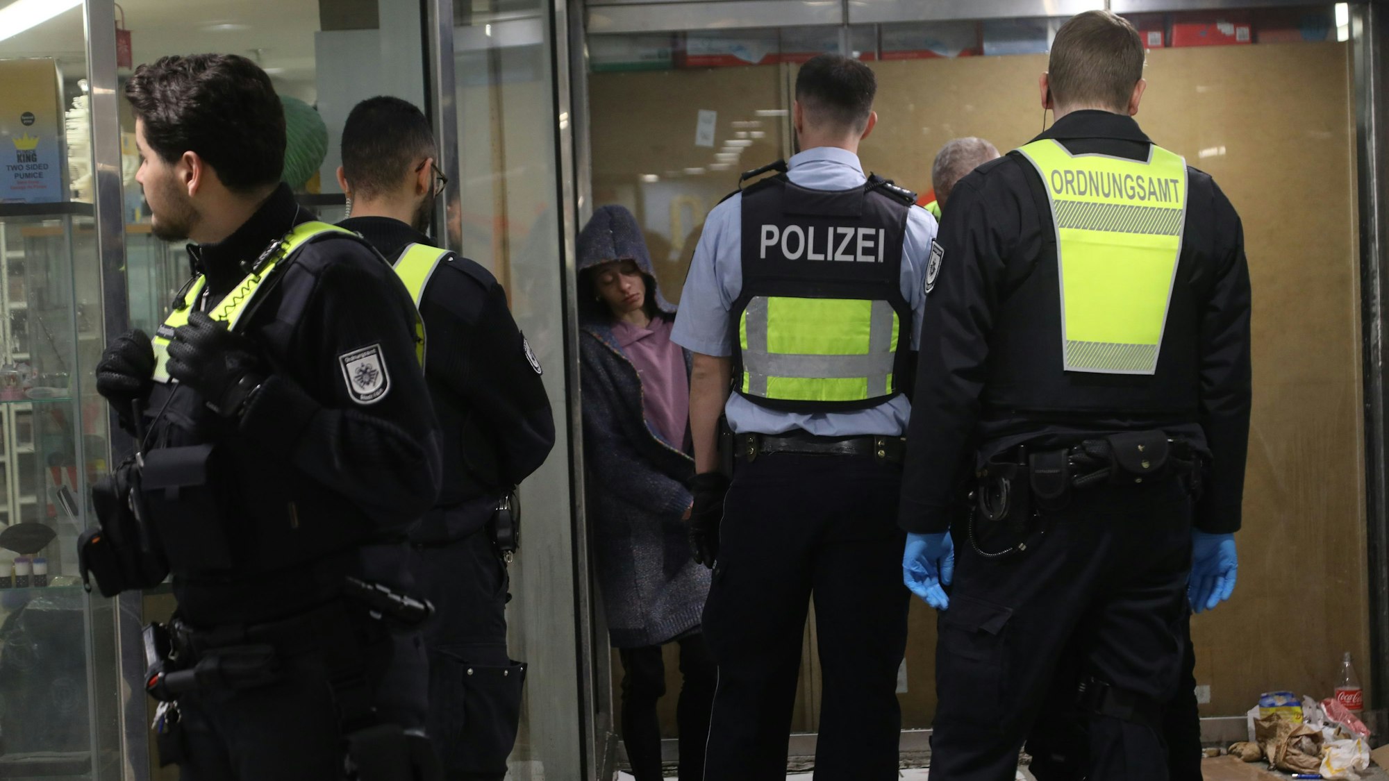 Das Ordnungsamt, die Polizei udn KVB kontrollieren eine Person in der Zwischenebene der U-Bahn-Station Appellhofplatz.