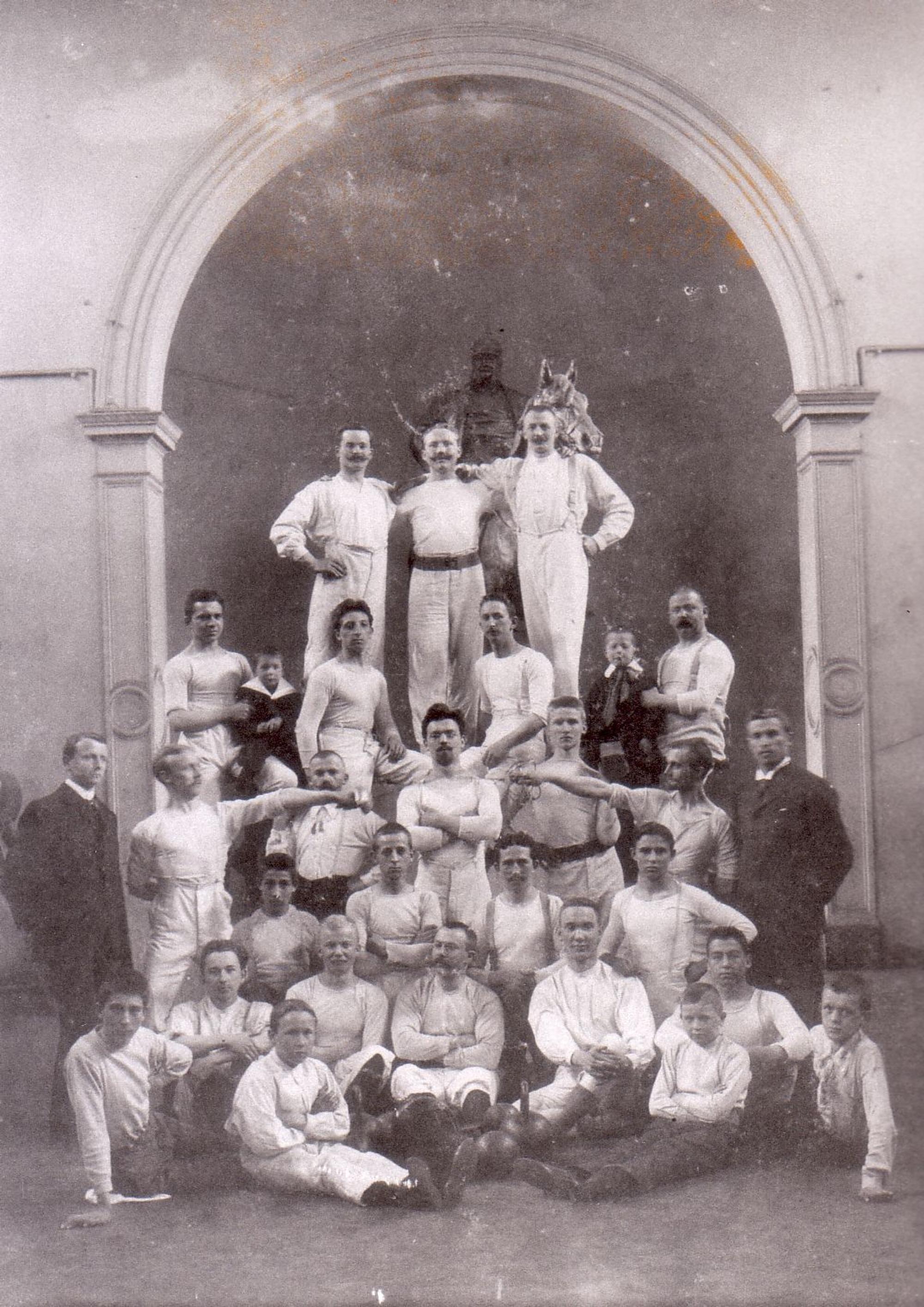 Ein schwarz-weiß-Bild von 1901 zeigt Sportler des MTV Köln 1850.