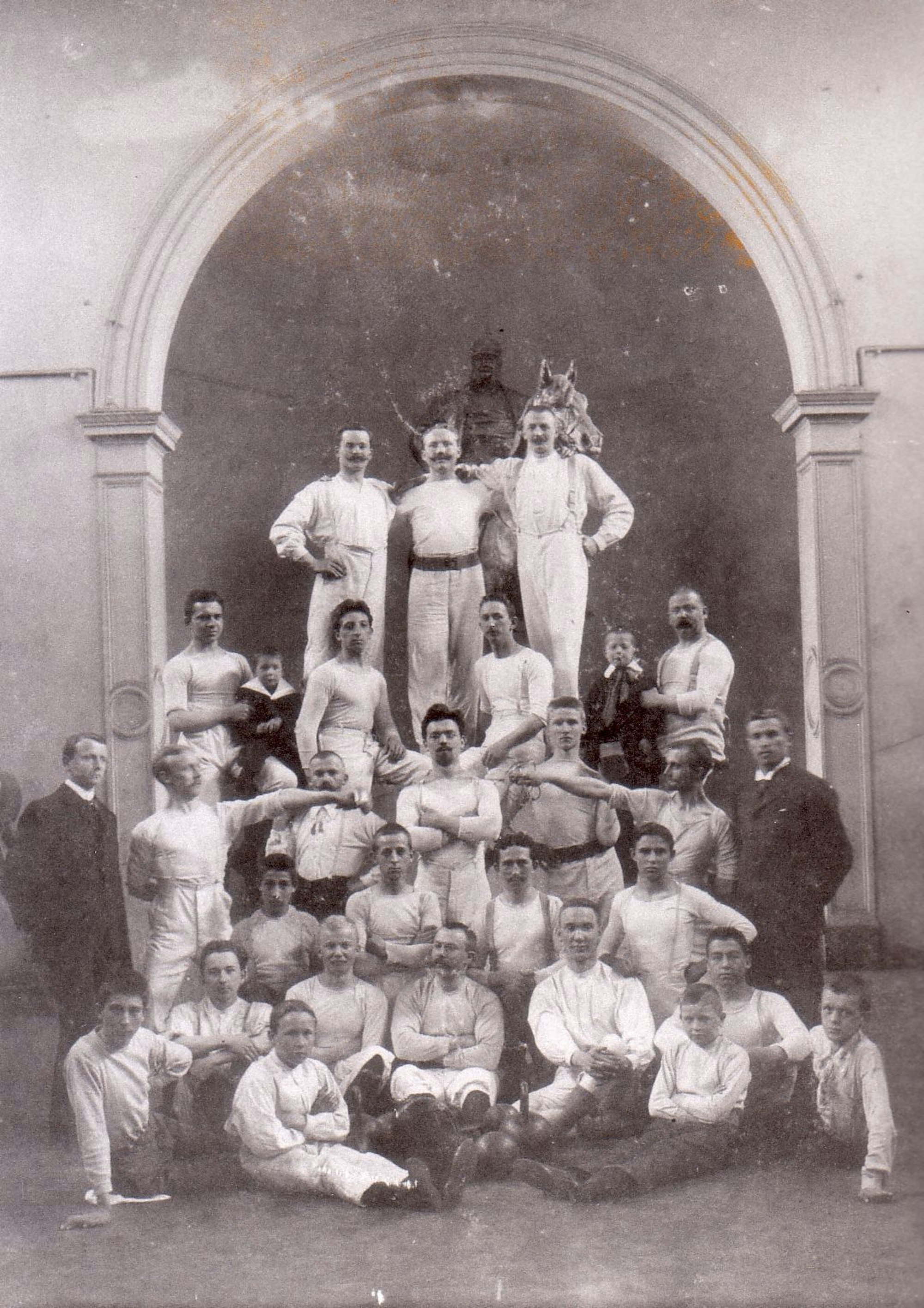 Ein schwarz-weiß-Bild von 1901 zeigt Sportler des MTV Köln 1850.