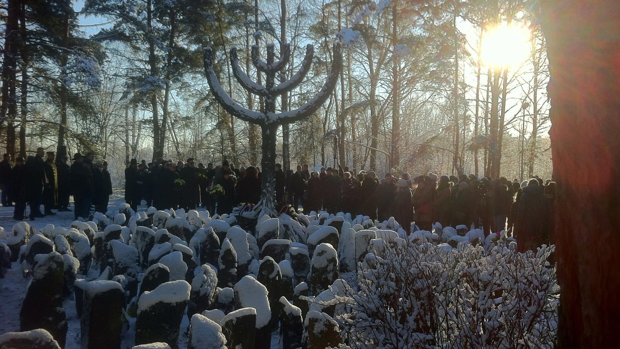 Zahlreiche Gäste nehmen am 29.11.2016 in Rumbala (Lettland) an der Gedenkveranstaltung für die Opfer des Massenmords an Juden vor 75 Jahren teil.