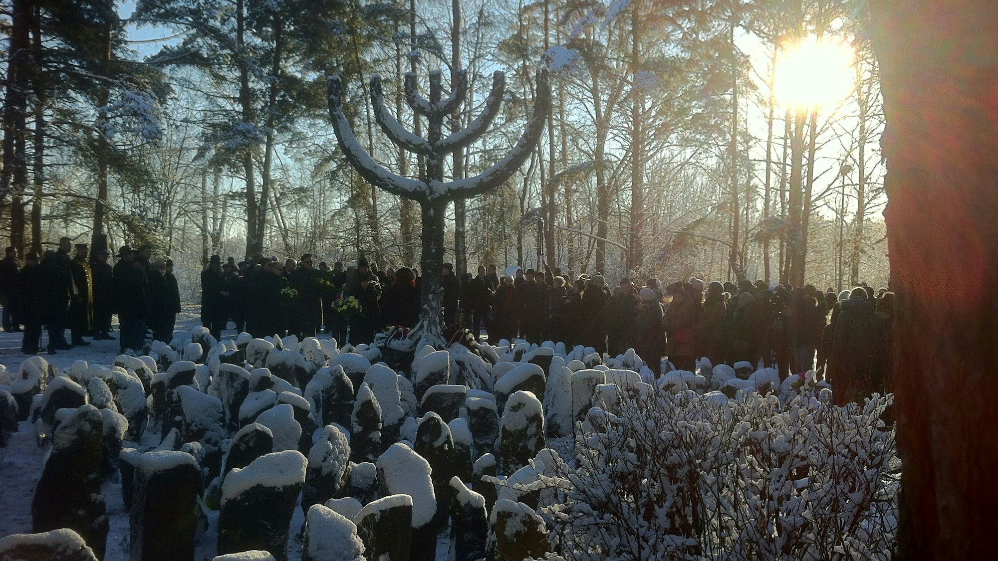 Zahlreiche Gäste nehmen am 29.11.2016 in Rumbala (Lettland) an der Gedenkveranstaltung für die Opfer des Massenmords an Juden vor 75 Jahren teil.