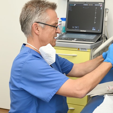 Das Bild zeigt Mark Oette bei seiner ehrenamtlichen Arbeit.