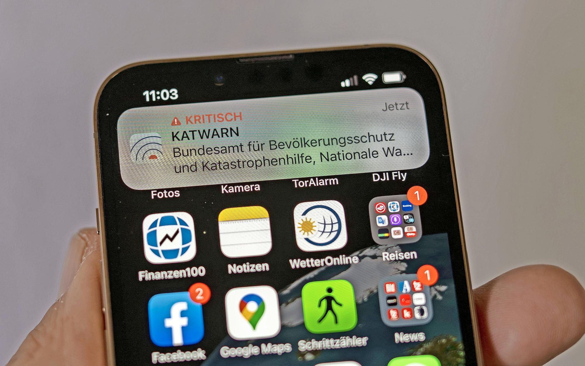 08.12.2022, Bundesweiter Probealarm auf allen Handys. Um Menschen im Katastrophenfall zu schützen, wurde in Deutschland das Warnsystem Cell Broadcast eingeführt. Dabei wurden heute möglichst alle Handy-Besitzer am bundesweiten Warntag am 8. Dezember ab 11:00 Uhr per SMS oder KATWARN und NINA App als Probealarm mit einer Textmeldung und einem lauten Warnton gewarnt. 08.12.2022, Cell-Broadcast Warntag 08.12.2022, Cell-Broadcast Warntag *** 08 12 2022, Nationwide trial alert on all cell phones To protect people in the event of a disaster, the warning system Cell Broadcast was introduced in Germany Thereby, as far as possible, all cell phone owners were warned today on the nationwide warning day on 8 December from 11 00 oclock via SMS or K