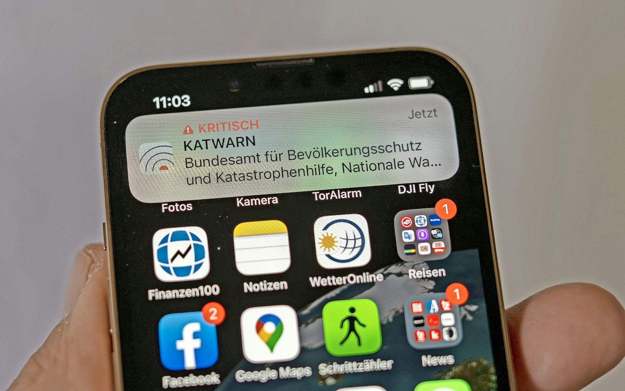 08.12.2022, Bundesweiter Probealarm auf allen Handys. Um Menschen im Katastrophenfall zu schützen, wurde in Deutschland das Warnsystem Cell Broadcast eingeführt. Dabei wurden heute möglichst alle Handy-Besitzer am bundesweiten Warntag am 8. Dezember ab 11:00 Uhr per SMS oder KATWARN und NINA App als Probealarm mit einer Textmeldung und einem lauten Warnton gewarnt. 08.12.2022, Cell-Broadcast Warntag 08.12.2022, Cell-Broadcast Warntag *** 08 12 2022, Nationwide trial alert on all cell phones To protect people in the event of a disaster, the warning system Cell Broadcast was introduced in Germany Thereby, as far as possible, all cell phone owners were warned today on the nationwide warning day on 8 December from 11 00 oclock via SMS or K