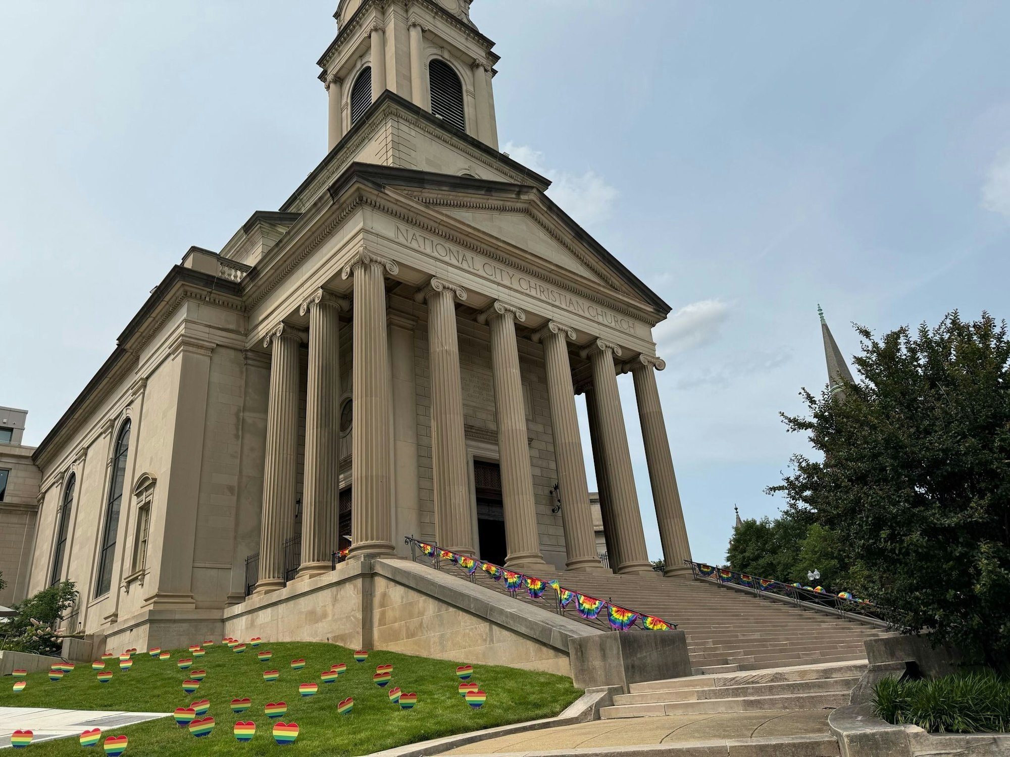 Auch vor einige Kirchen in Washington ist Regenbogen-Dekoration zu sehen.
