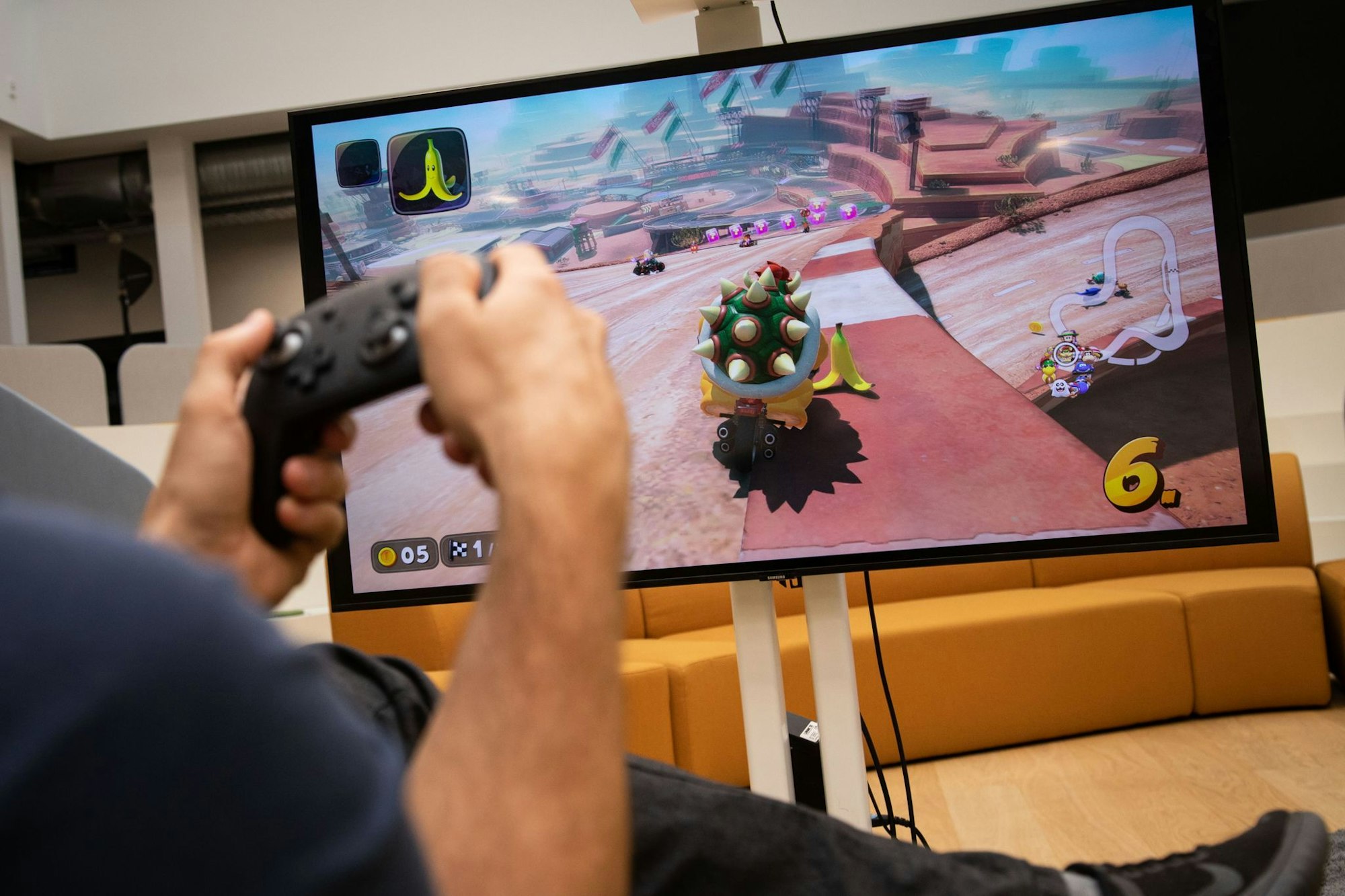 Gleich rutscht Bowser auf der Bananenschale aus. «Mario Kart World» bringt das bekannte und beliebte Rennspiel auf die neue Switch 2.