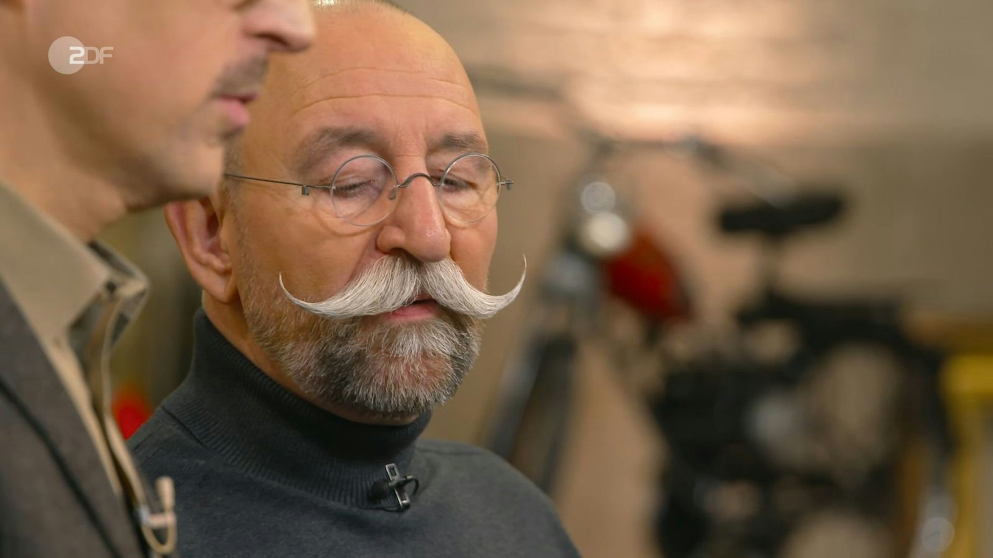 „Ein bisschen als wenn sie weinen würden“, umschrieb Horst Lichter die dargestellten Wolken. (Bild: ZDF)