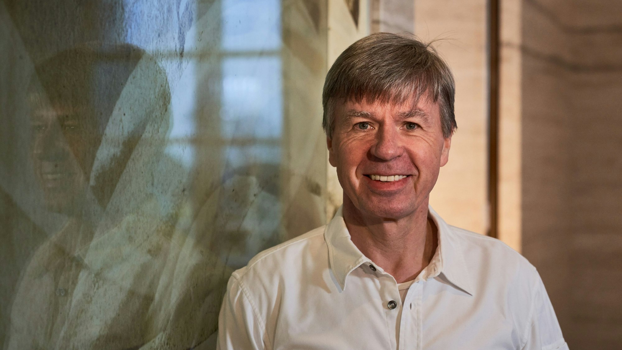 Herr Wissler ist im Porträt zu sehen. Er lacht in die Kamera.