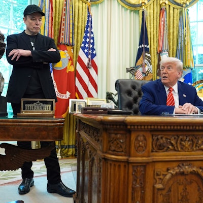 US-Präsident Donald Trump spricht während einer Pressekonferenz mit Elon Musk im Oval Office des Weißen Hauses. (Archivbild) Inzwischen verkehrt Musk dort nicht mehr.