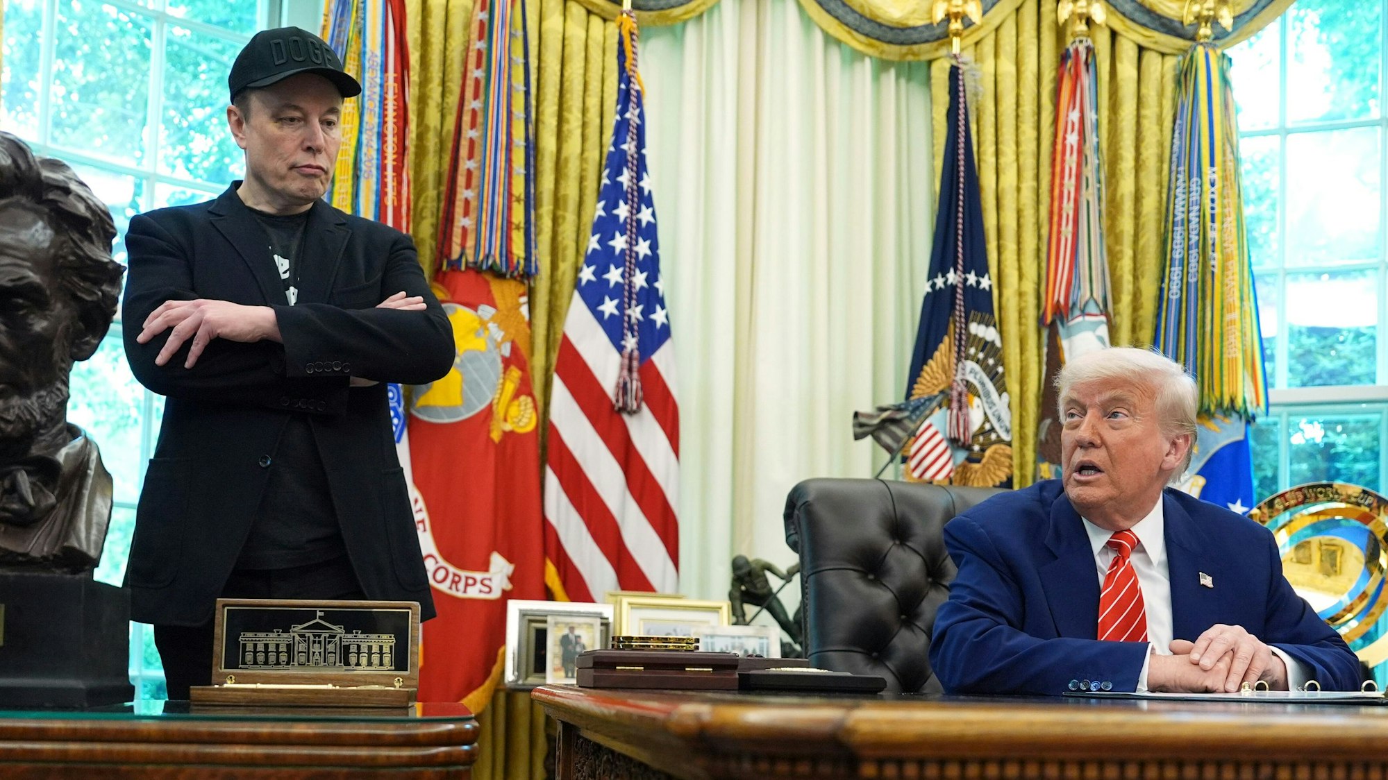 US-Präsident Donald Trump spricht während einer Pressekonferenz mit Elon Musk im Oval Office des Weißen Hauses. (Archivbild) Inzwischen verkehrt Musk dort nicht mehr.