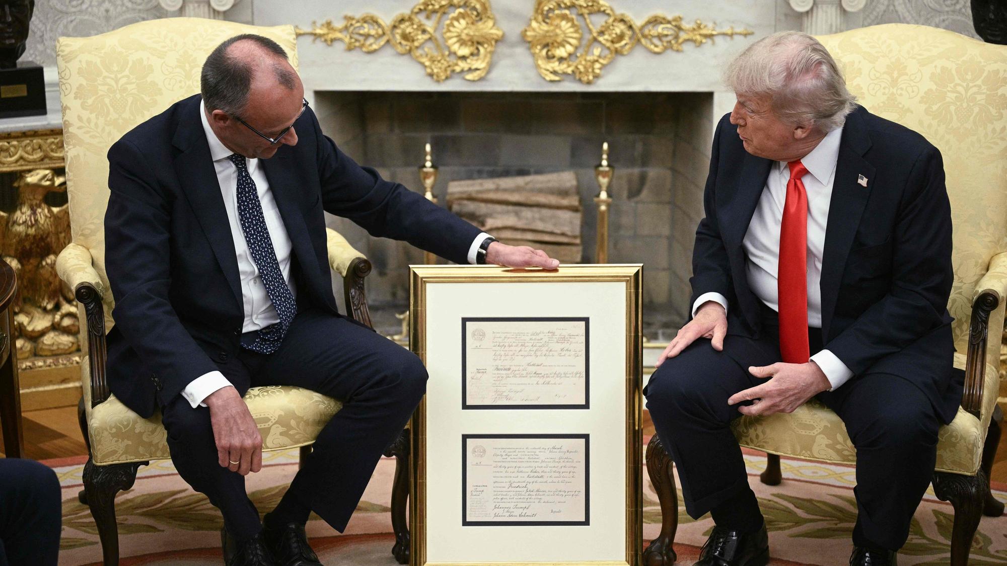 Eine Kopie der Geburtsurkunde seines Großvaters gab es von Friedrich Merz für Donald Trump.