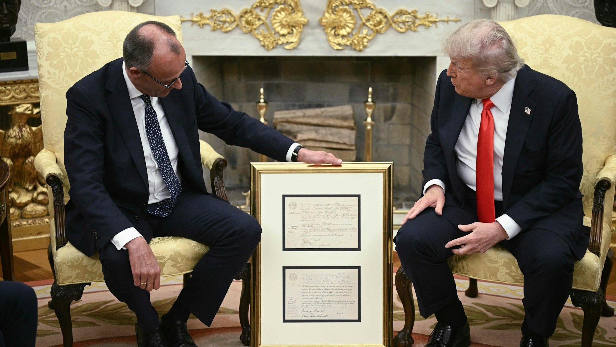 Eine Kopie der Geburtsurkunde seines Großvaters gab es von Friedrich Merz für Donald Trump.