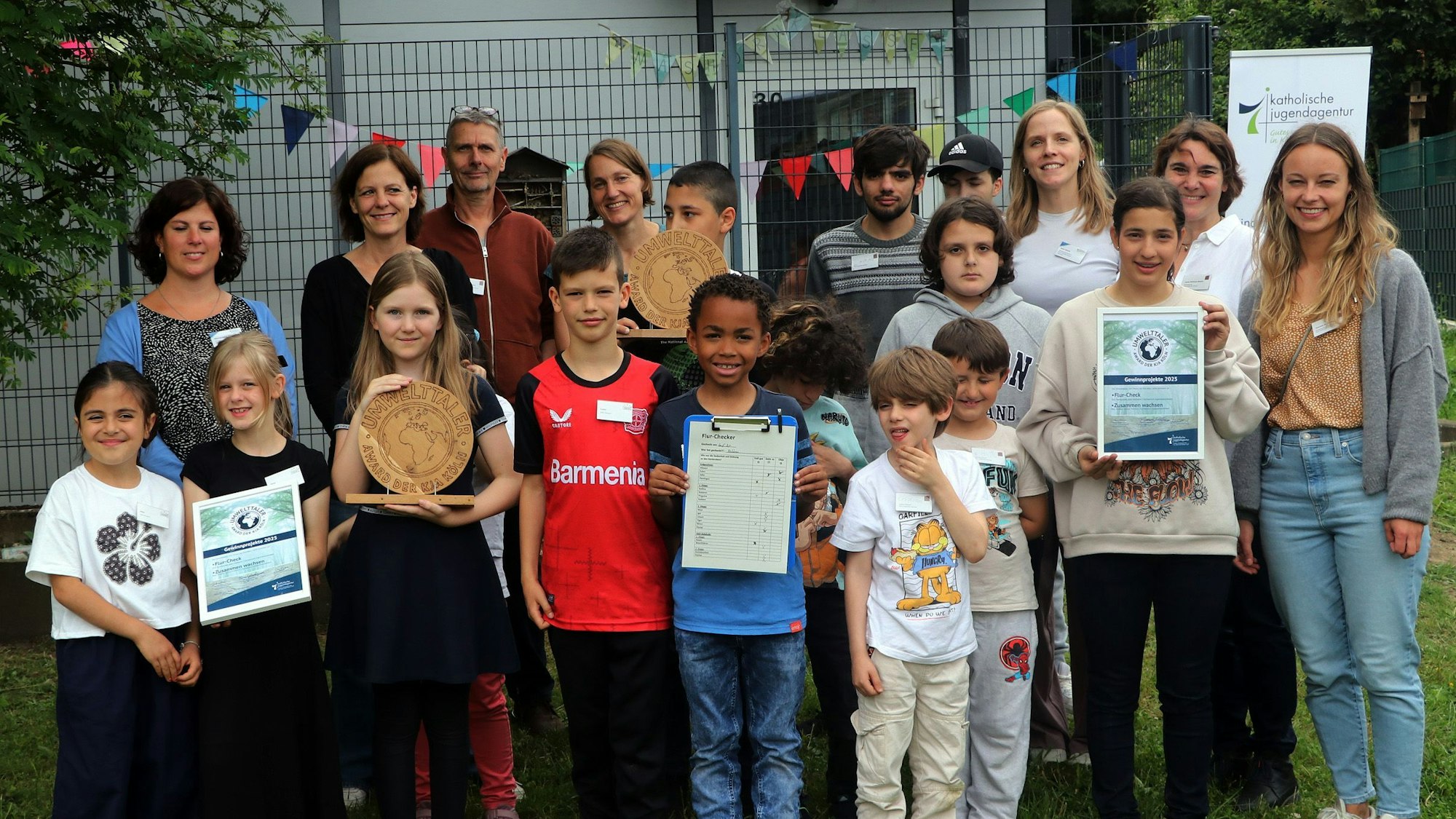 Das Foto zeigt die Schülerinnen und Schüler mit ihren Urkunden.
