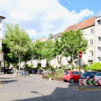 Auf dem „Klettenplätzchen“, der Kreuzung von Breiberg-, Hardt- und Peterbergstraße, befindet sich mittlerweile ein Parklet mit Grün.