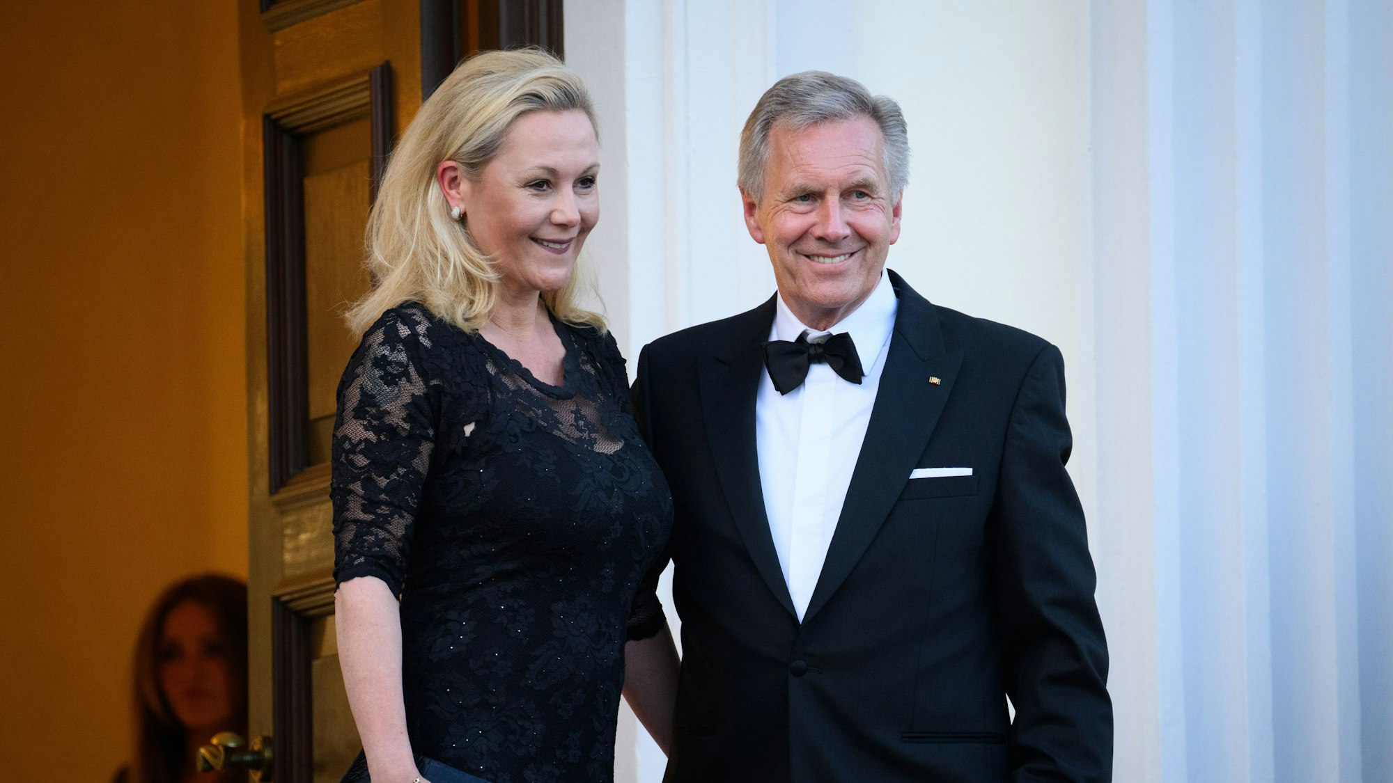 Christian Wulff, ehemaliger Bundespräsident, und seine Frau Bettina kommen zum Staatsbankett zu Ehren des Präsidenten von Frankreich, Macron, und seiner Frau im Schloss Bellevue.