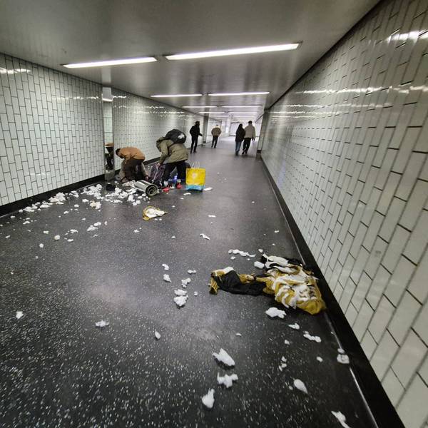 Die Zahl der Menschen, die in U-Bahnstationen übernachten, Drogen konsumieren und dort ihren Unrat hinterlassen, nimmt laut KVB zu.