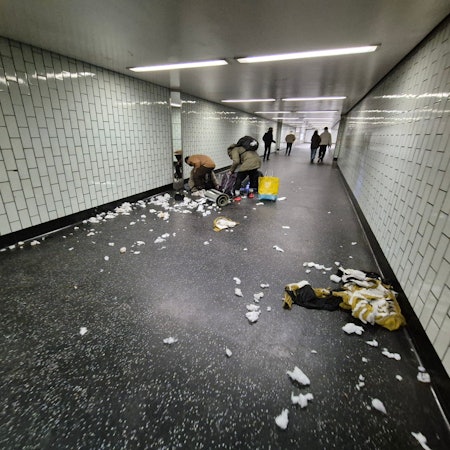 Die Zahl der Menschen, die in U-Bahnstationen übernachten, Drogen konsumieren und dort ihren Unrat hinterlassen, nimmt laut KVB zu.