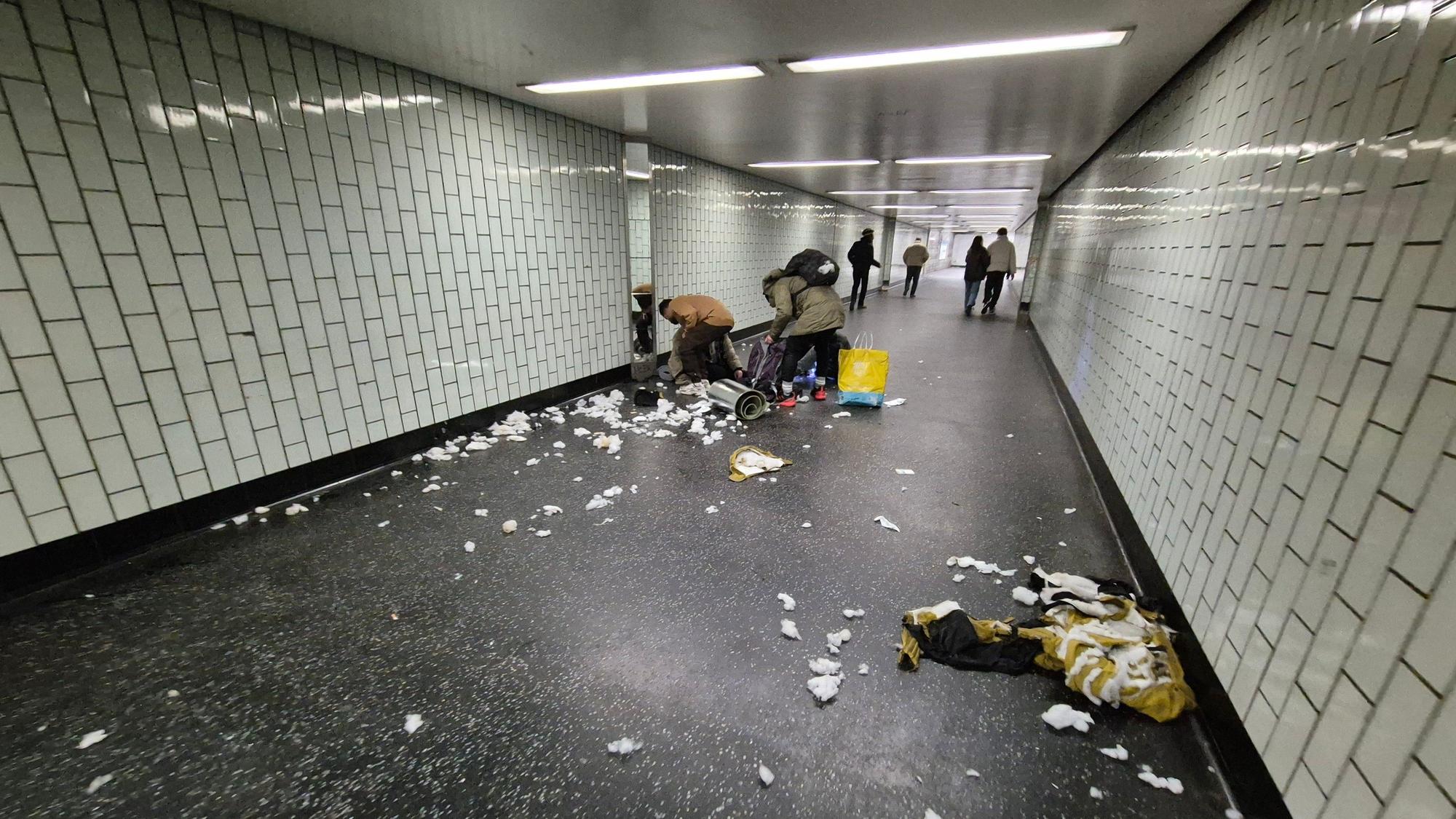 Die Zahl der Menschen, die in U-Bahnstationen übernachten, Drogen konsumieren und dort ihren Unrat hinterlassen, nimmt laut KVB zu.