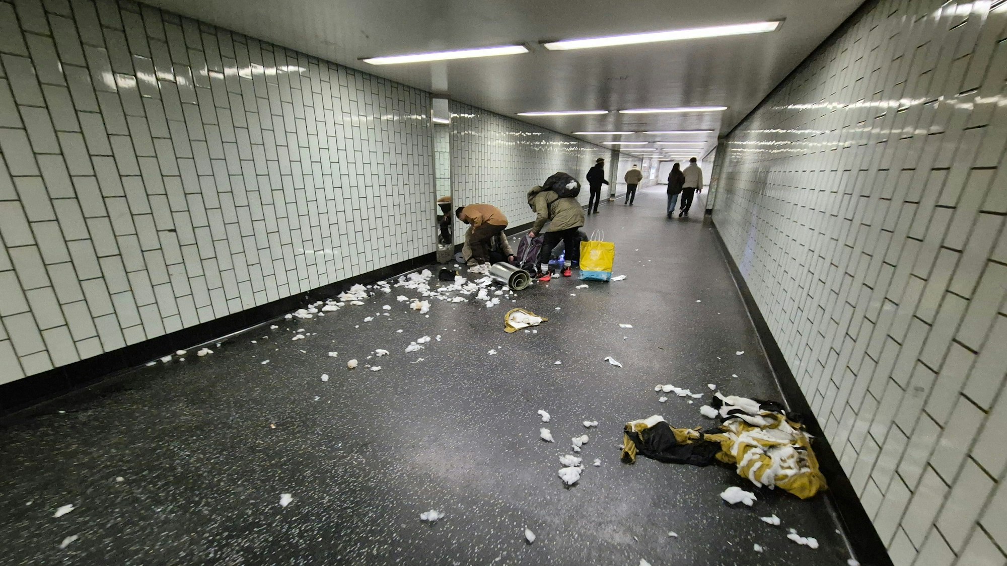 Die Zahl der Menschen, die in U-Bahnstationen übernachten, Drogen konsumieren und dort ihren Unrat hinterlassen, nimmt laut KVB zu.