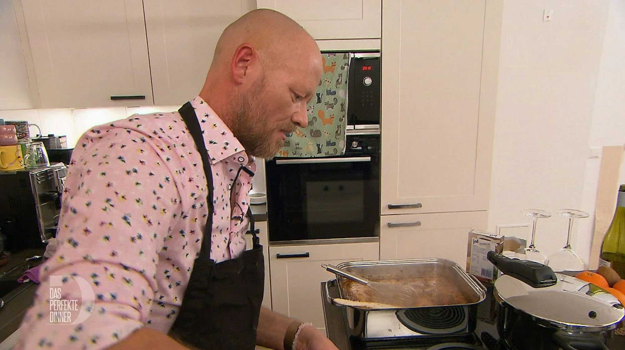 „Es soll schmecken wie im Restaurant“, ist Marcs Anspruch an sein Final-Dinner. Dann brennen leider die Spätzle an. (Bild: RTL)