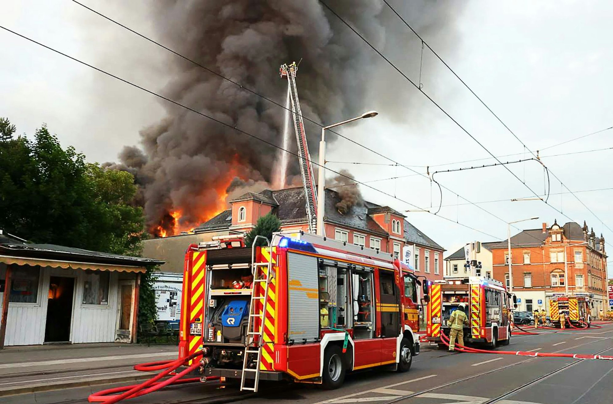 Der Brand brach im Dachgeschoss aus.