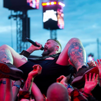 Das Bild zeigt den Sänger von FSF, wie er vom Publikum auf Händen getragen wird.