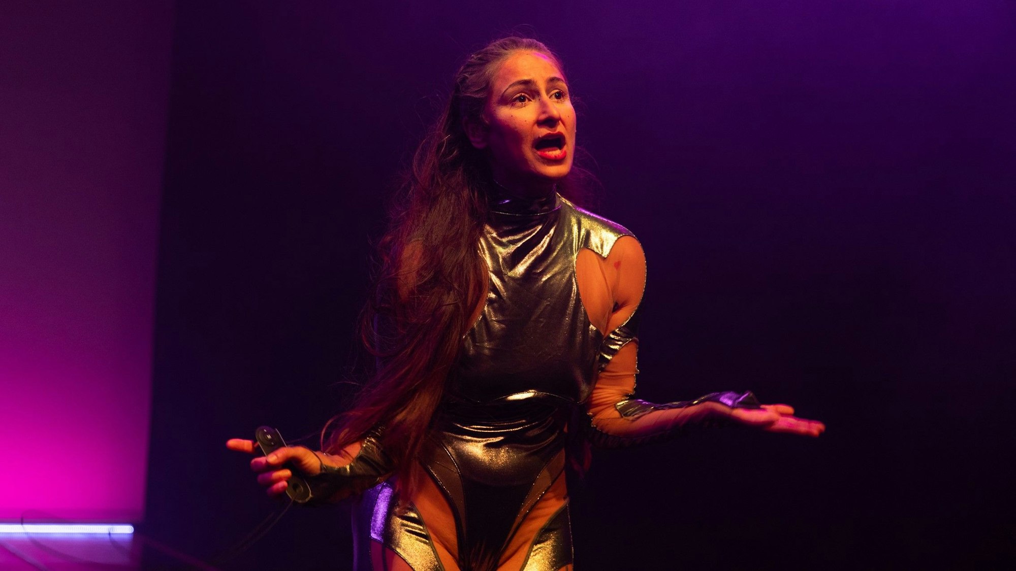 Die Schauspielerin Mateja Meded im futuristischen, halbdurchsichtigen Kostüm.