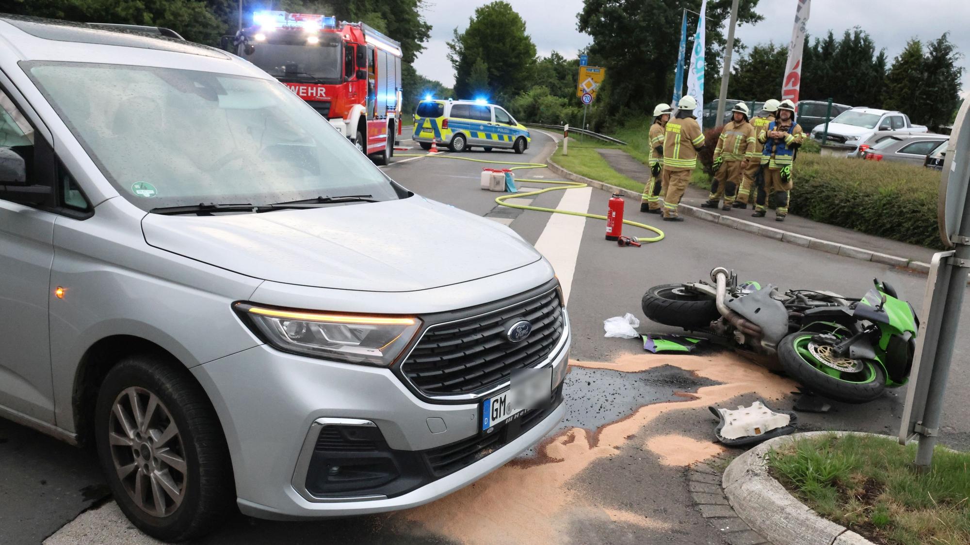 Verkehrsunfall mit lebensgefährlich verletztem Motorradfahrer.