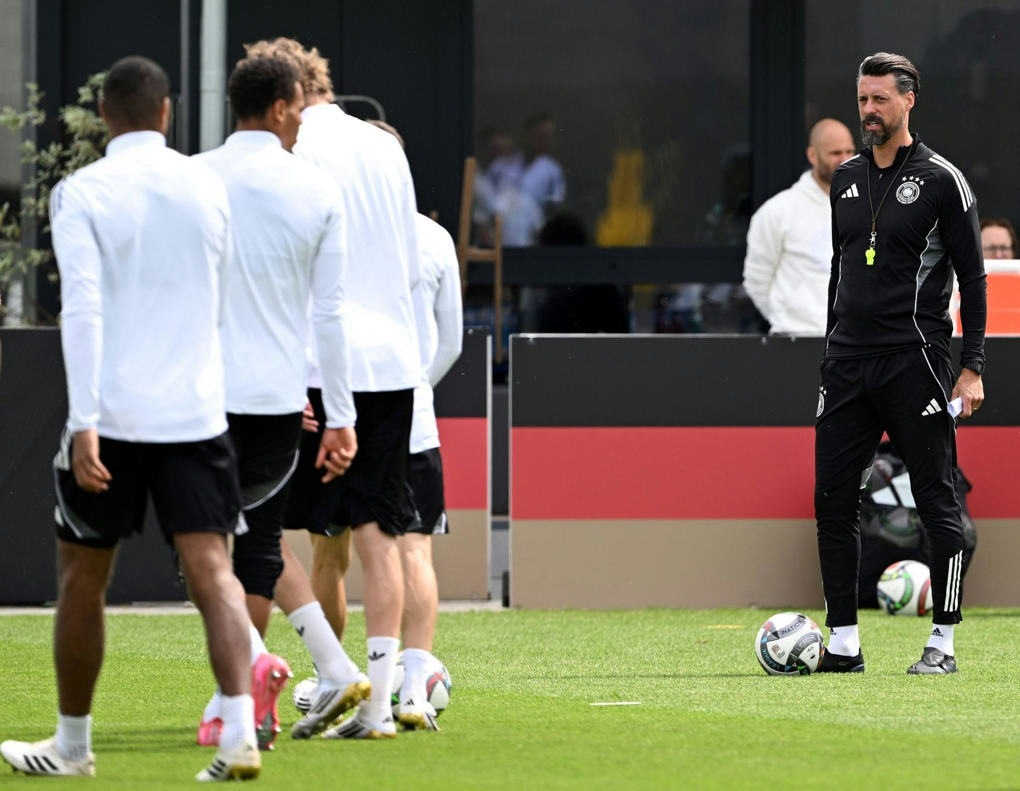 Der Kommandogeber auf dem Trainingsplatz: Sandro Wagner (r) beim Abschlusstraining vor dem Frankreich-Spiel.