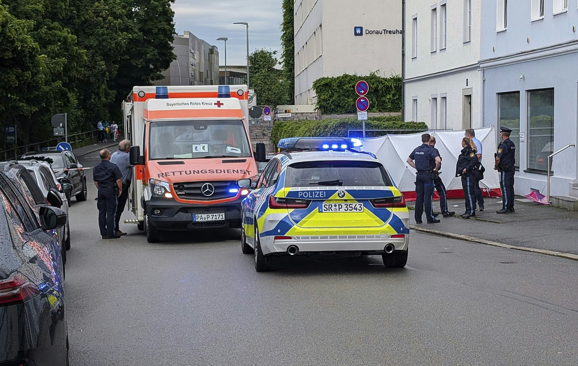 Ein Auto ist in Passau in eine Menschengruppe gefahren.