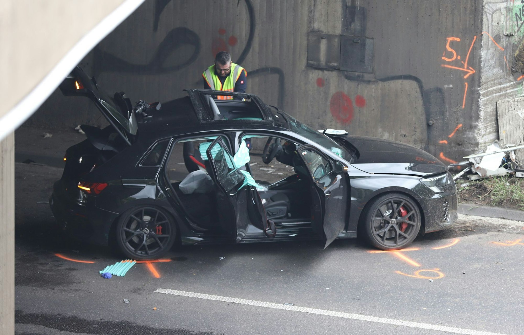 Ein Auto ist nahe Köln gegen eine Mauer geprallt.