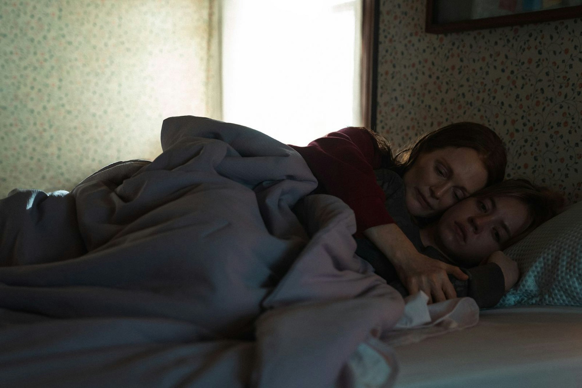 Wie weit würde eine Mutter gehen, um ihr Kind zu beschützen? Diese Frage muss sich Kate (Julianne Moore) stellen, als ihre Tochter Claire (Sydney Sweeney) hysterisch und blutüberströmt vor ihrer Tür steht. (Bild: Apple TV+)