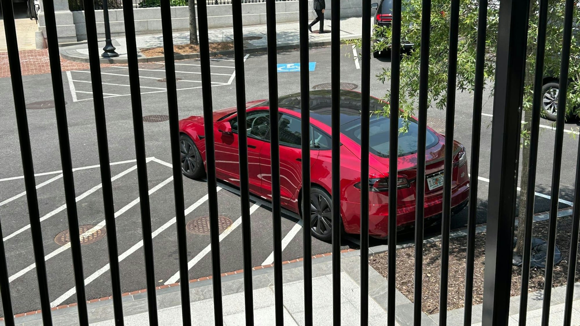 Nach dem Streit mit Elon Musk erwägt US-Präsident Donald Trump, seinen roten Tesla abzustoßen – der parkt derzeit unweit des Weißen Hauses.