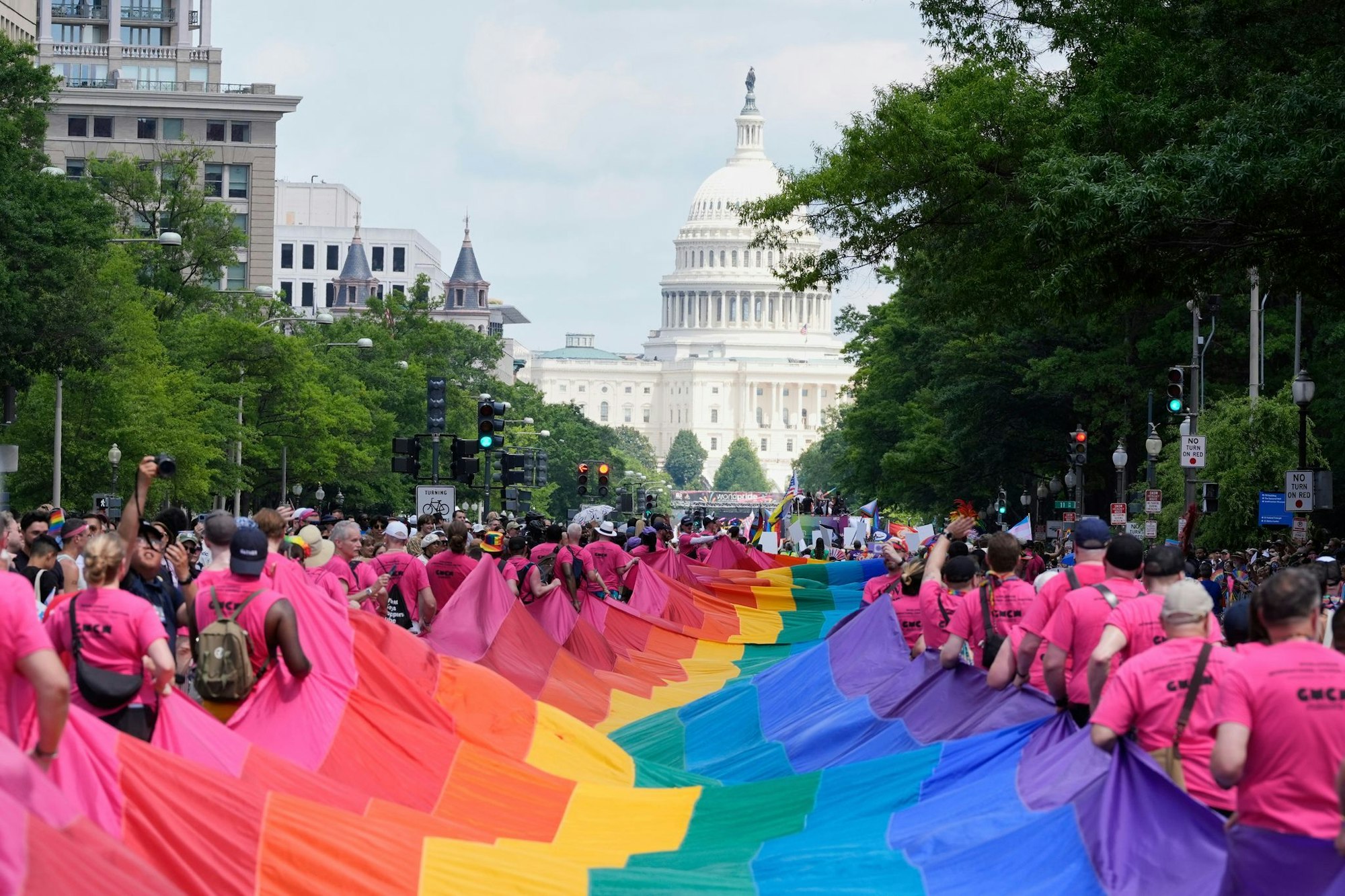 Mit riesigen Regenbogenfahnen demonstrieren Menschen mit Blick auf das US-Kapitol bei einer Pride-Parade in Washington für die Rechte der LGBTQI+-Gemeinschaft.