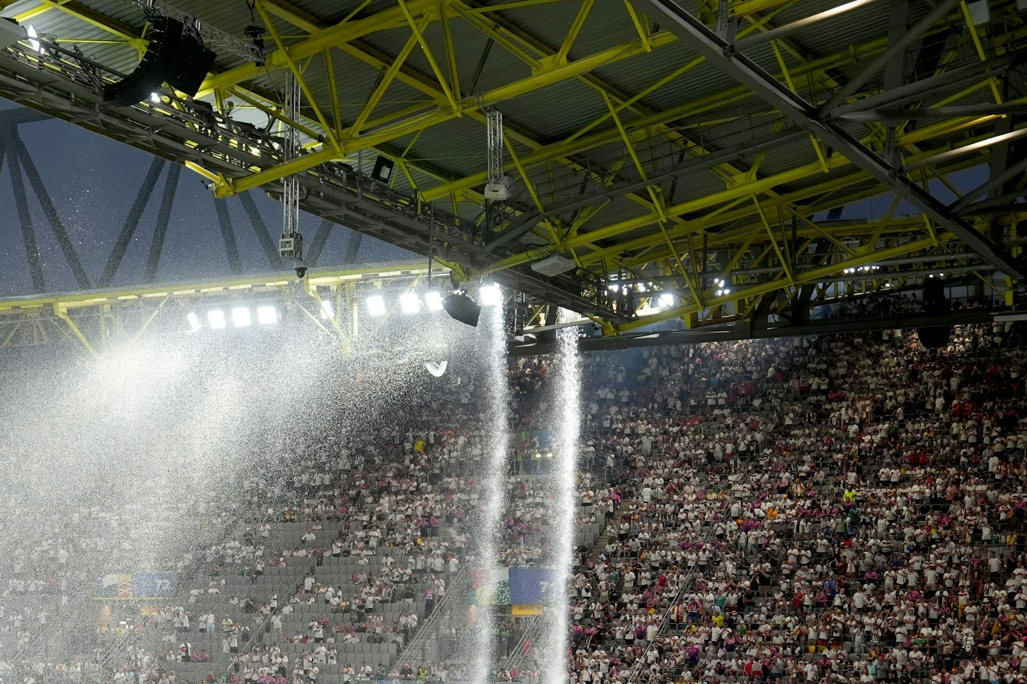 Der Kletterer hatte sich in der Dachkonstruktion des Stadions aufgehalten. Das Spiel war wegen eines Gewitters unterbrochen worden. (Archivfoto)