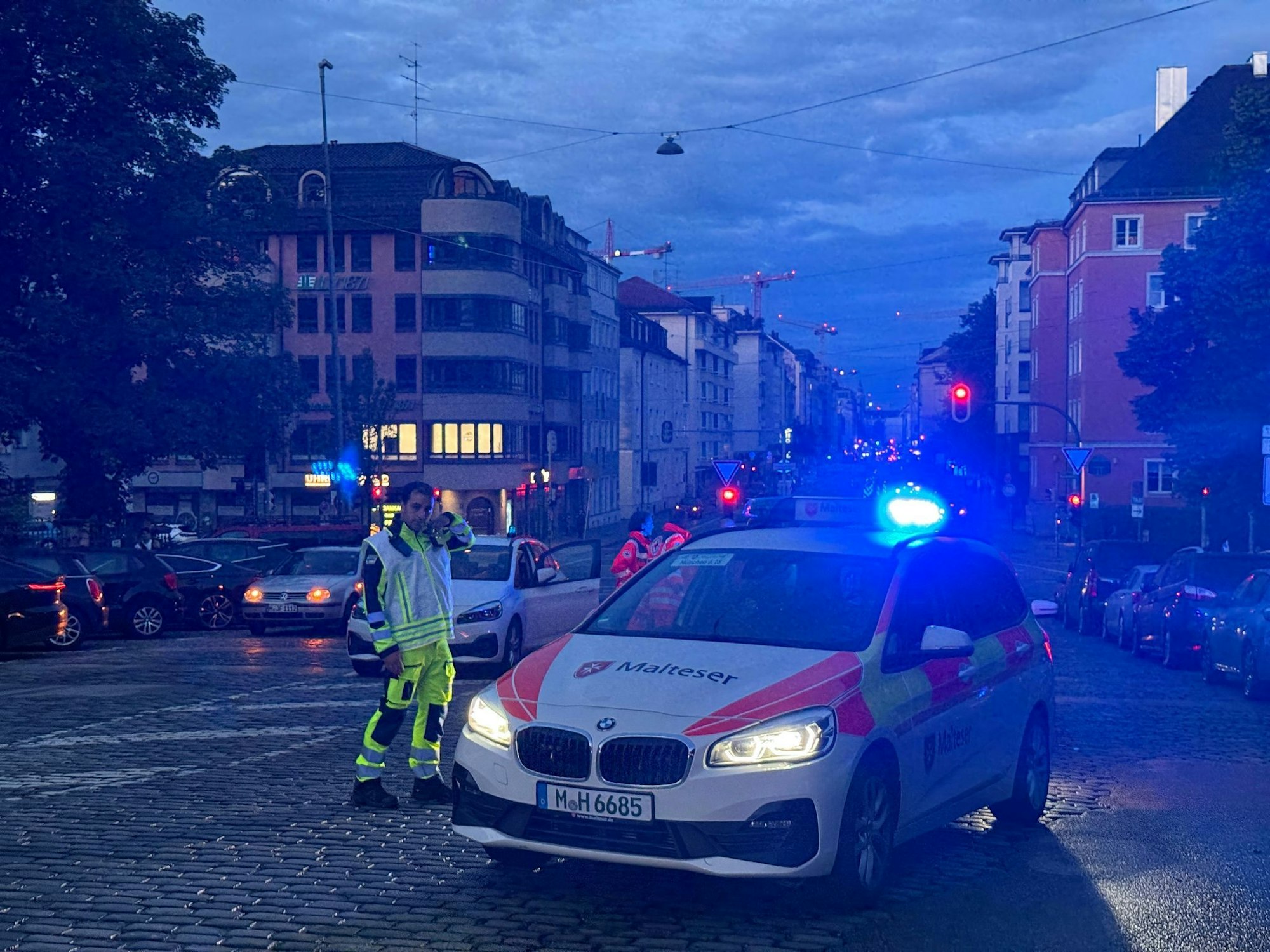 An der Theresienwiese hat die Polizei auf eine Frau geschossen. Sie hatte vorher Passanten angegriffen.