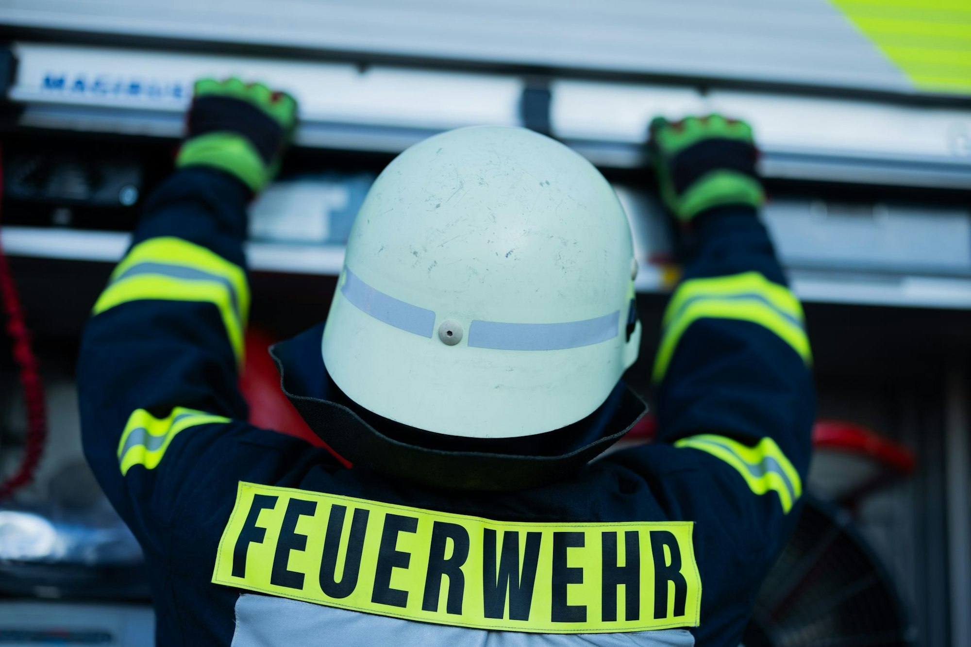 Beim Abbrennen von Unkraut mit einem Propangasbrenner hat ein 67 Jahre alter Mann in Bergkamen (Kreis Unna) auch eine Hecke und ein Auto in Brand gesetzt.