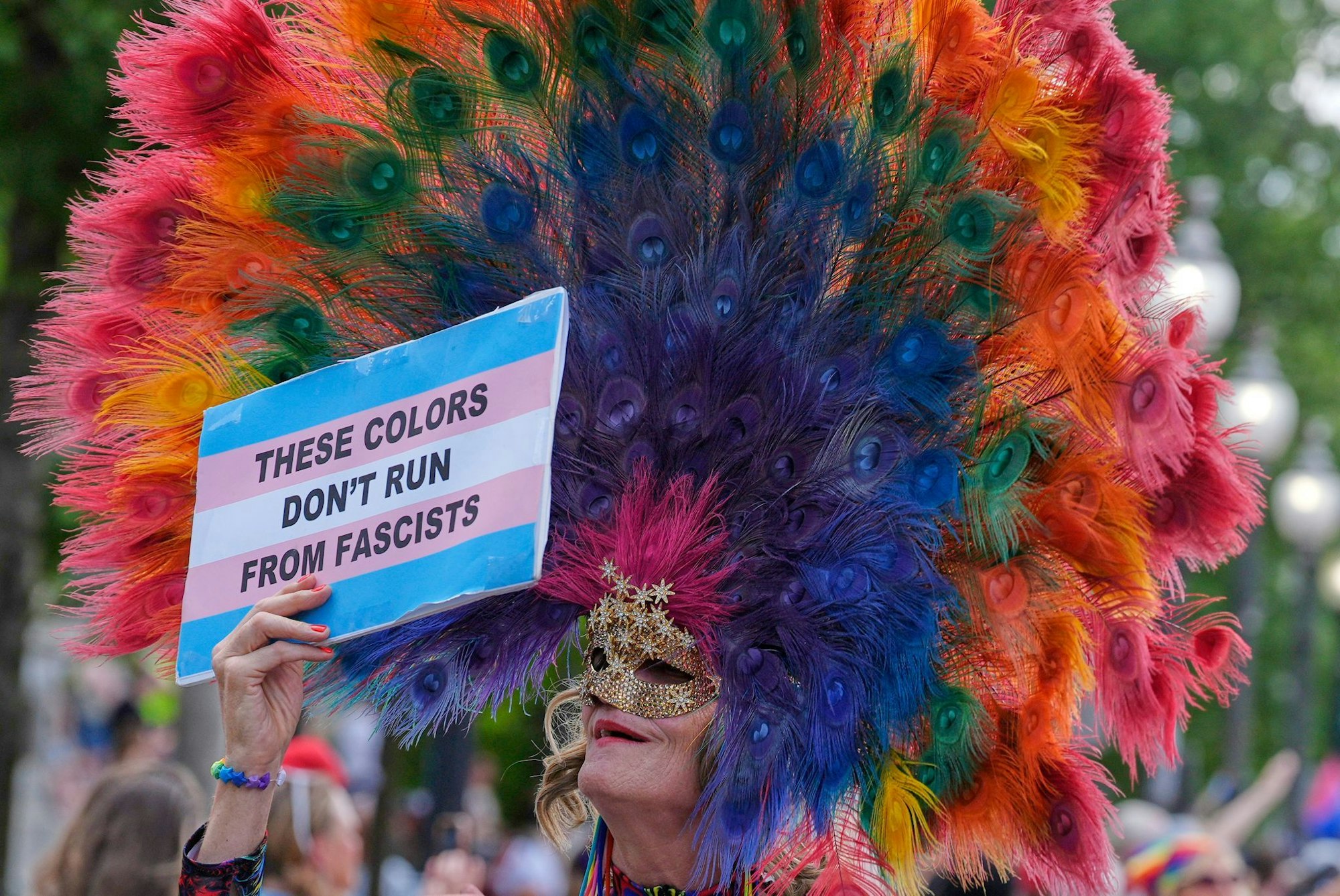Auf dem Plakat eines Pride-Teilnehmers steht: «Diese Farben verstecken sich nicht vor Faschisten».