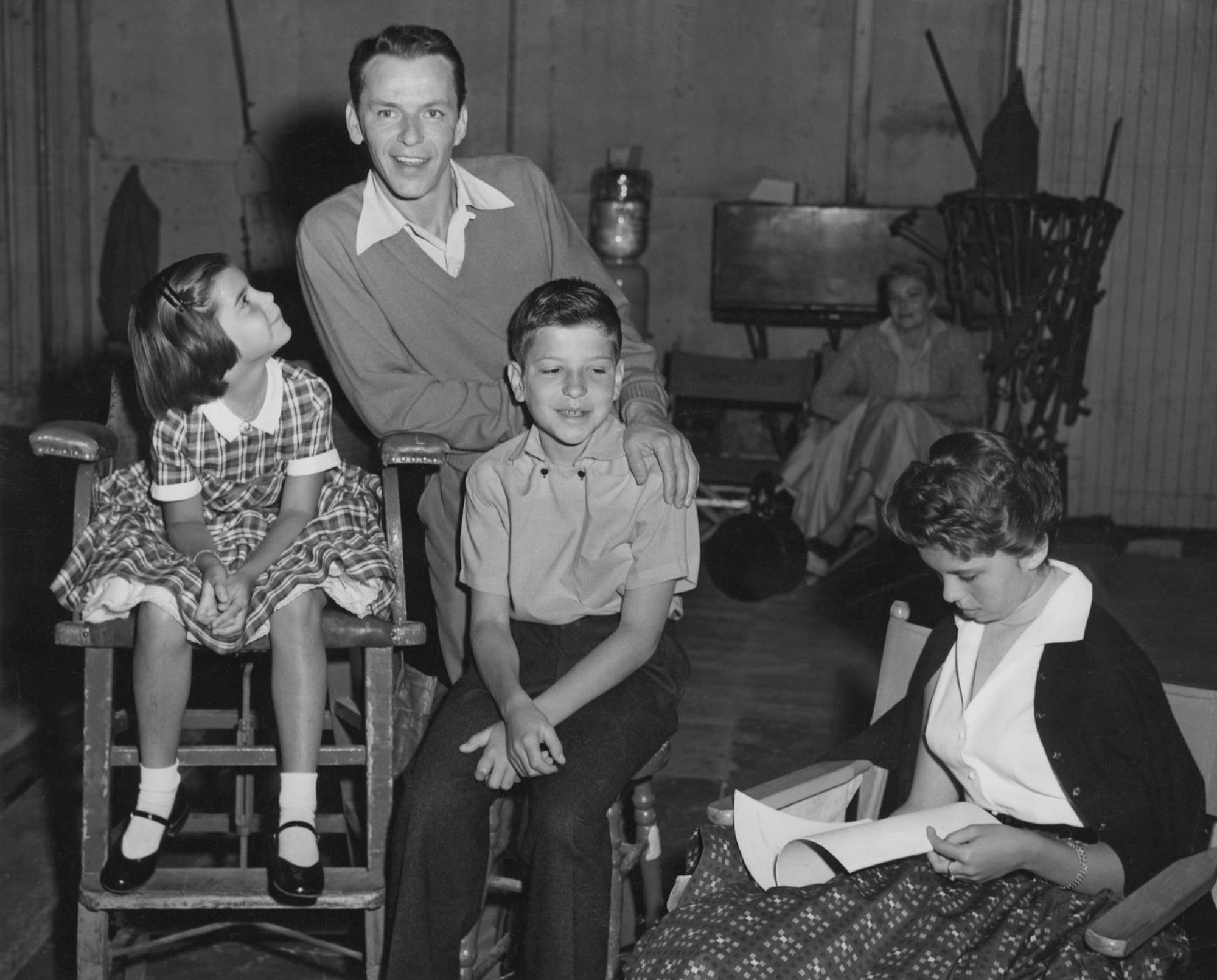 Frank Sinatra und seine Kinder: Christina (links), Nancy (rechts) und Frank Jr. besuchten ihren Vater am Set von „Die zarte Fall“ (1955). (Bild: Hulton Archive/Getty Images)