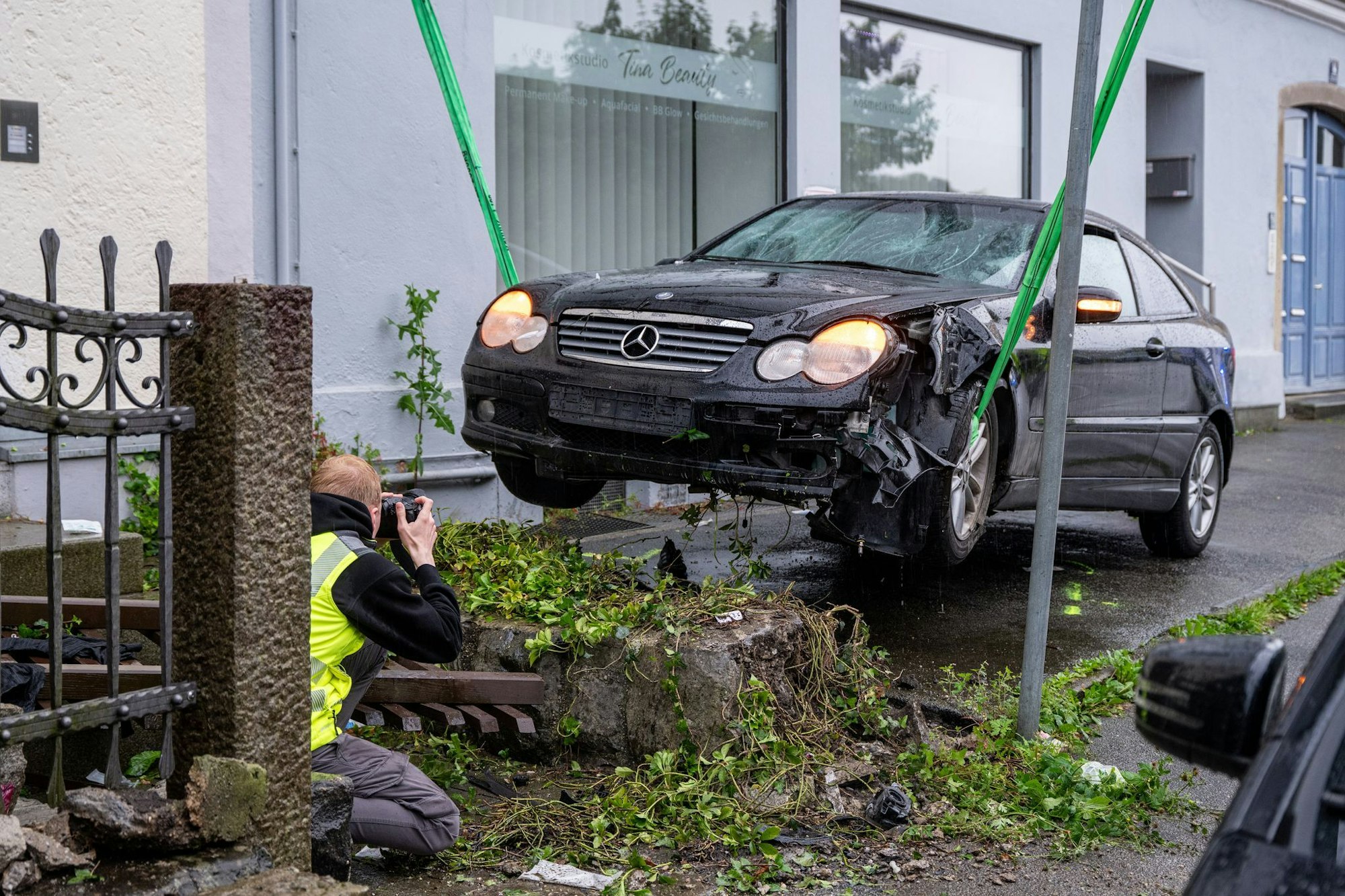 Am frühen Abend wurde der Unfallwagen mit einem Kran abtransportiert.